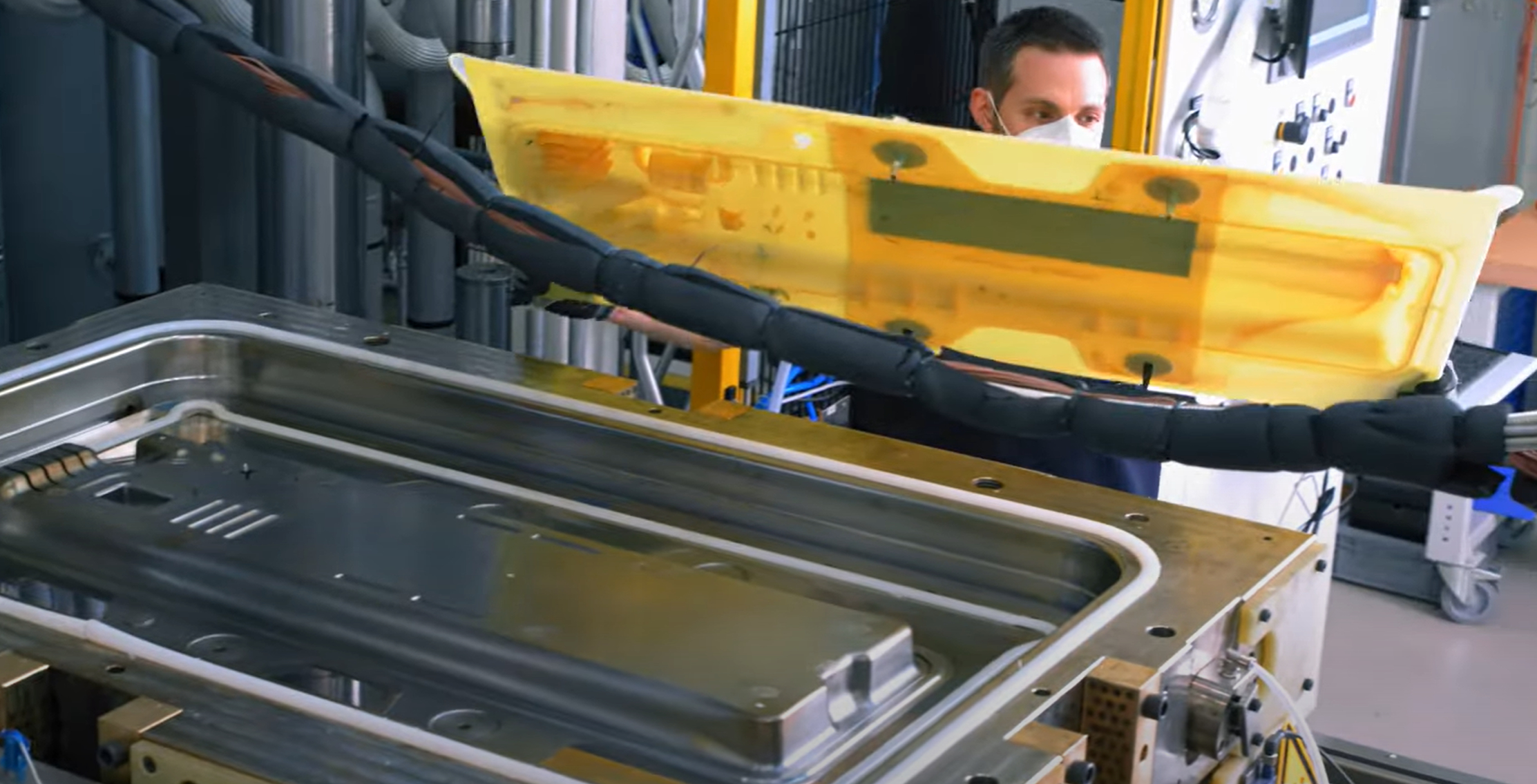 CosiMo demonstriert fortschrittliches smartes Thermoplast-RTM für Batteriebox-Abdeckung