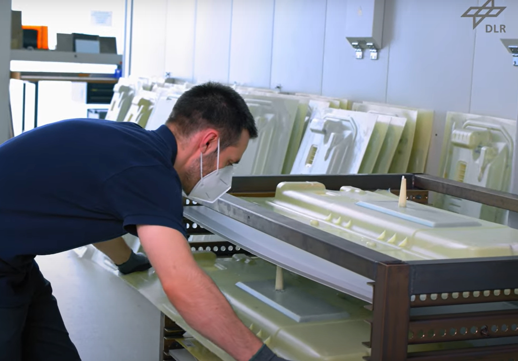 CosiMo demonstriert fortschrittliches smartes Thermoplast-RTM für Batteriebox-Abdeckung