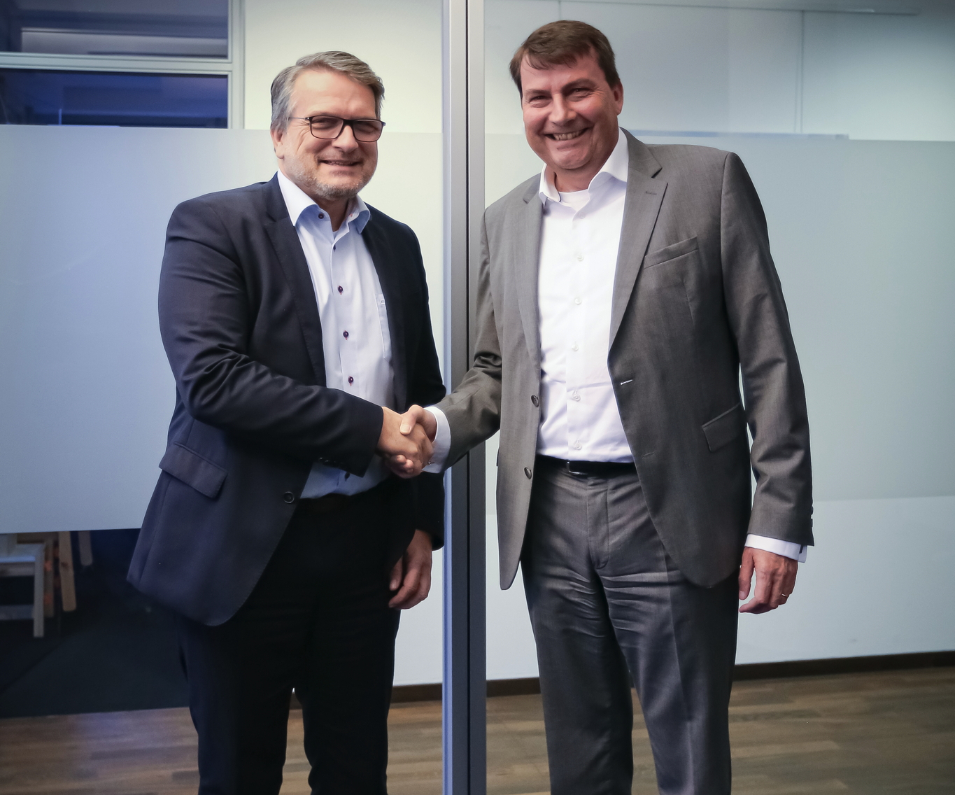 FRIMO und Hennecke schmieden strategische Allianz für Polyurethan-Lösungen in der Automobilindustrie