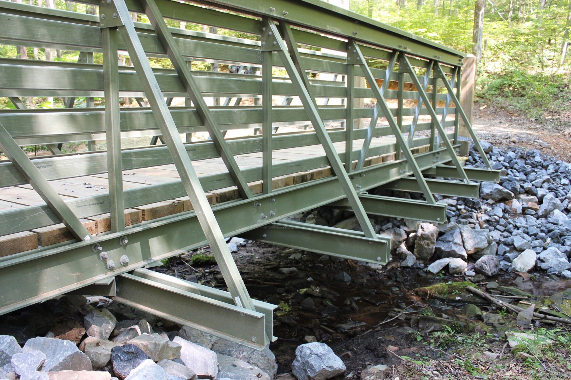 Bedford Reinforced Plastics startet ReadySpan: Langlebiges, vorgefertigtes FRP-Fußgängerbrücken-System