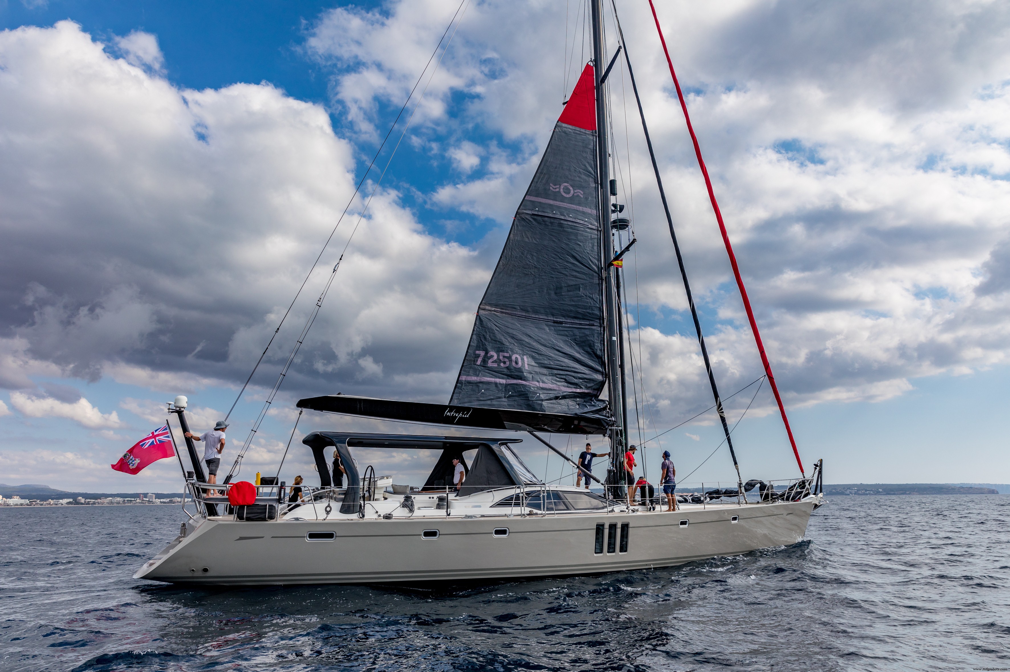 BMComposites liefert solarbetriebenes CFK-Bimini für 22-Meter-S/Y Intrepid