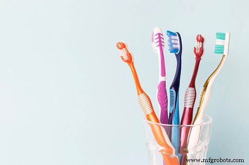 Überformen vs. Einlegetechnik: Der Leitfaden für die optimale Fertigungslösung