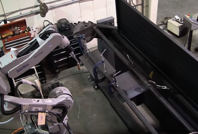 Motoman ArcWorld V6000: Lean Manufacturing Schweißzelle – 35 % weniger Platz, 15 % weniger Zykluszeit